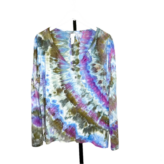 Lavender and green ice dyed long sleeve v- neck shirt. X-large