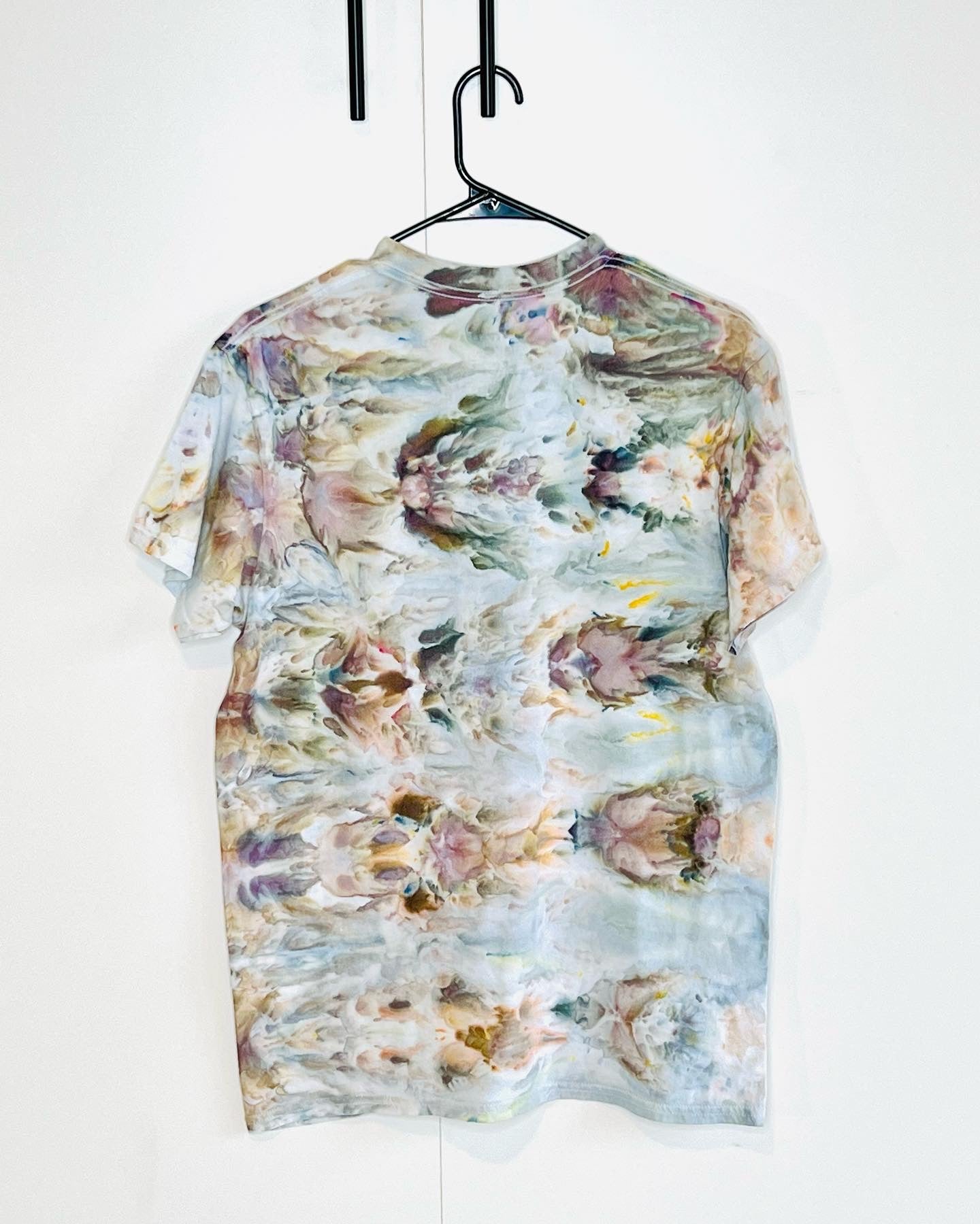 Storm and tan ice dyed short sleeve unisex shirt. Medium