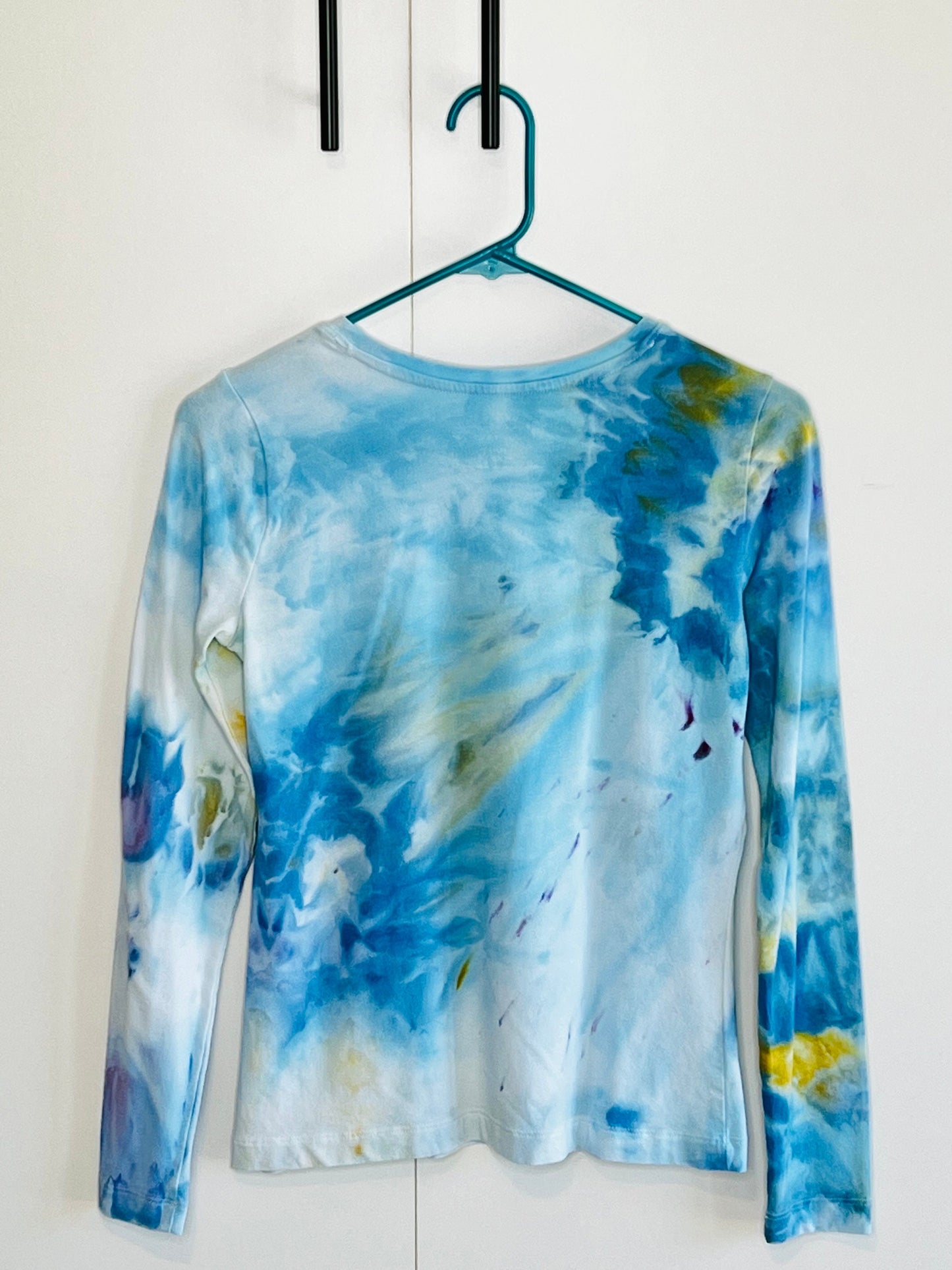 Maui blue ice dyed long sleeve t-shirt- x-small- stretchy.