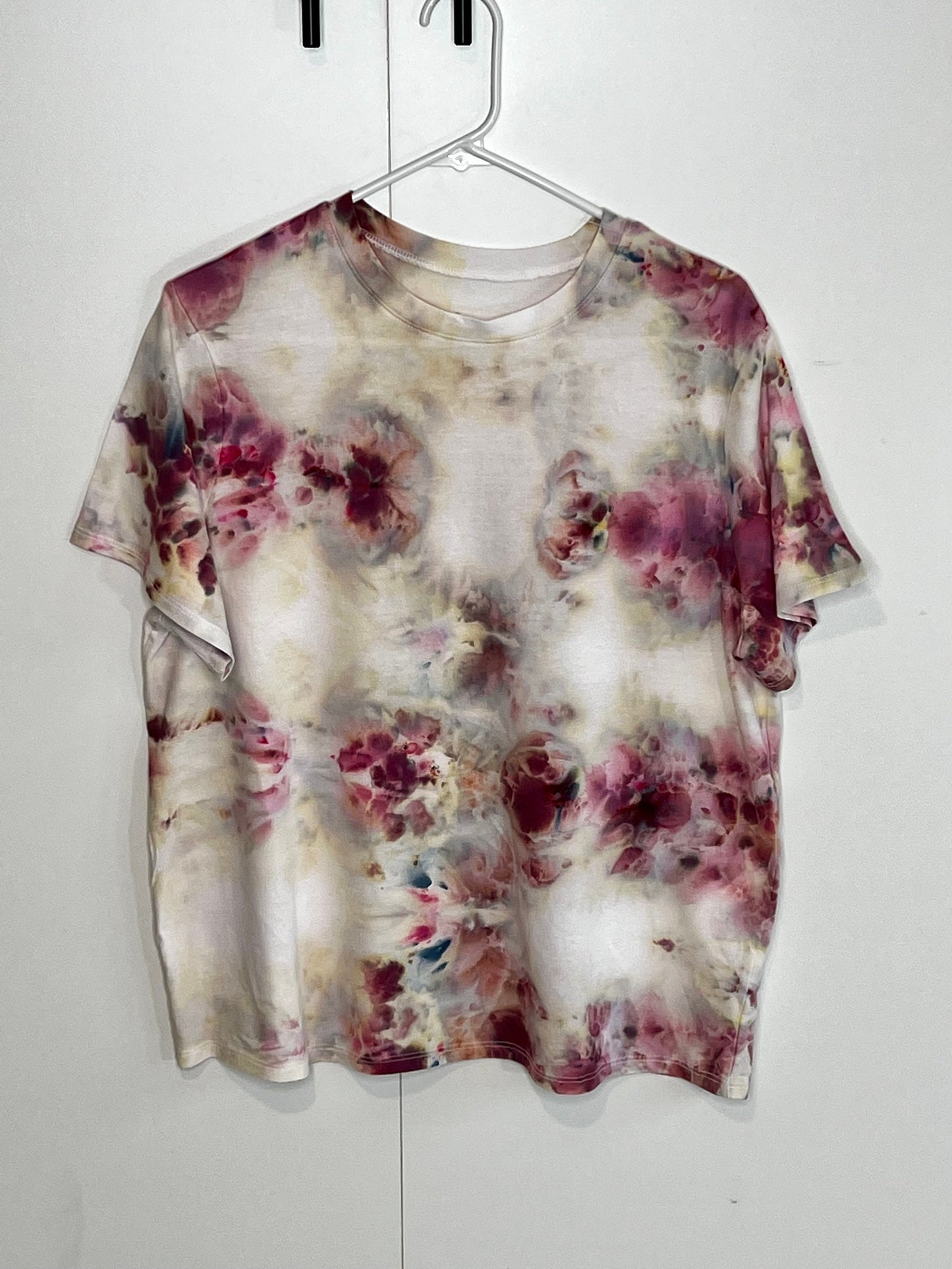 Rose apothecary modal ice dyed geode v-neck t shirt. Small